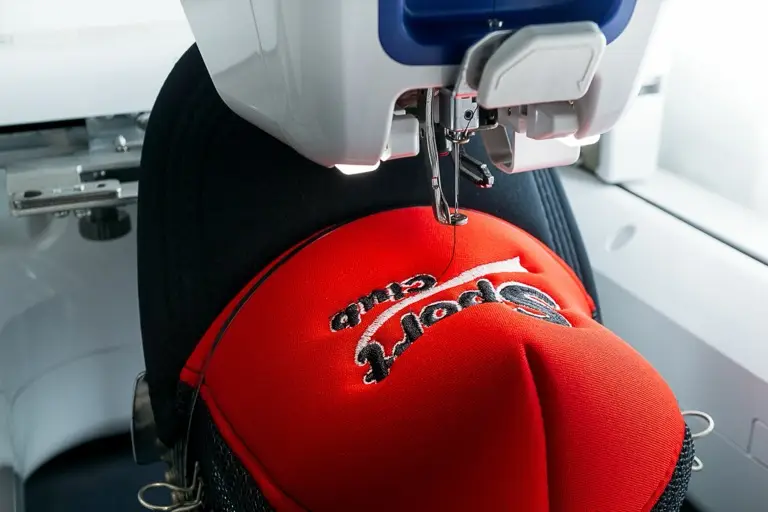 Stickmaschine bestickt eine Cap bei Fabertex