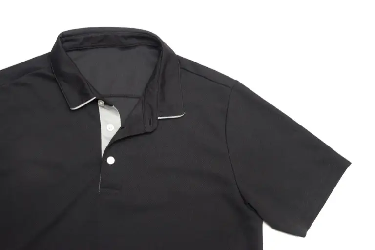 Gefaltete Poloshirts — Textilien für DTF-Druck